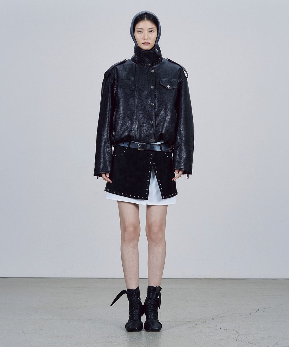 솔티페블(SALTY PEBBLE) HIGH NECK FAUX LEATHER JACKET [BLACK]