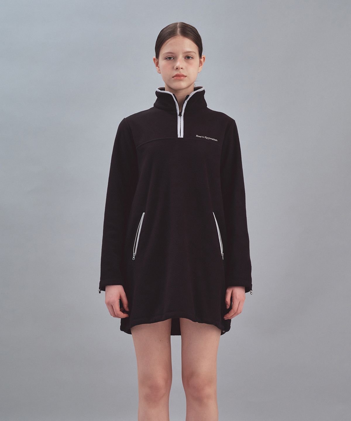레스트앤레크레이션(REST&RECREATION) FLEECE HALF ZIP-UP DRESS - BLACK