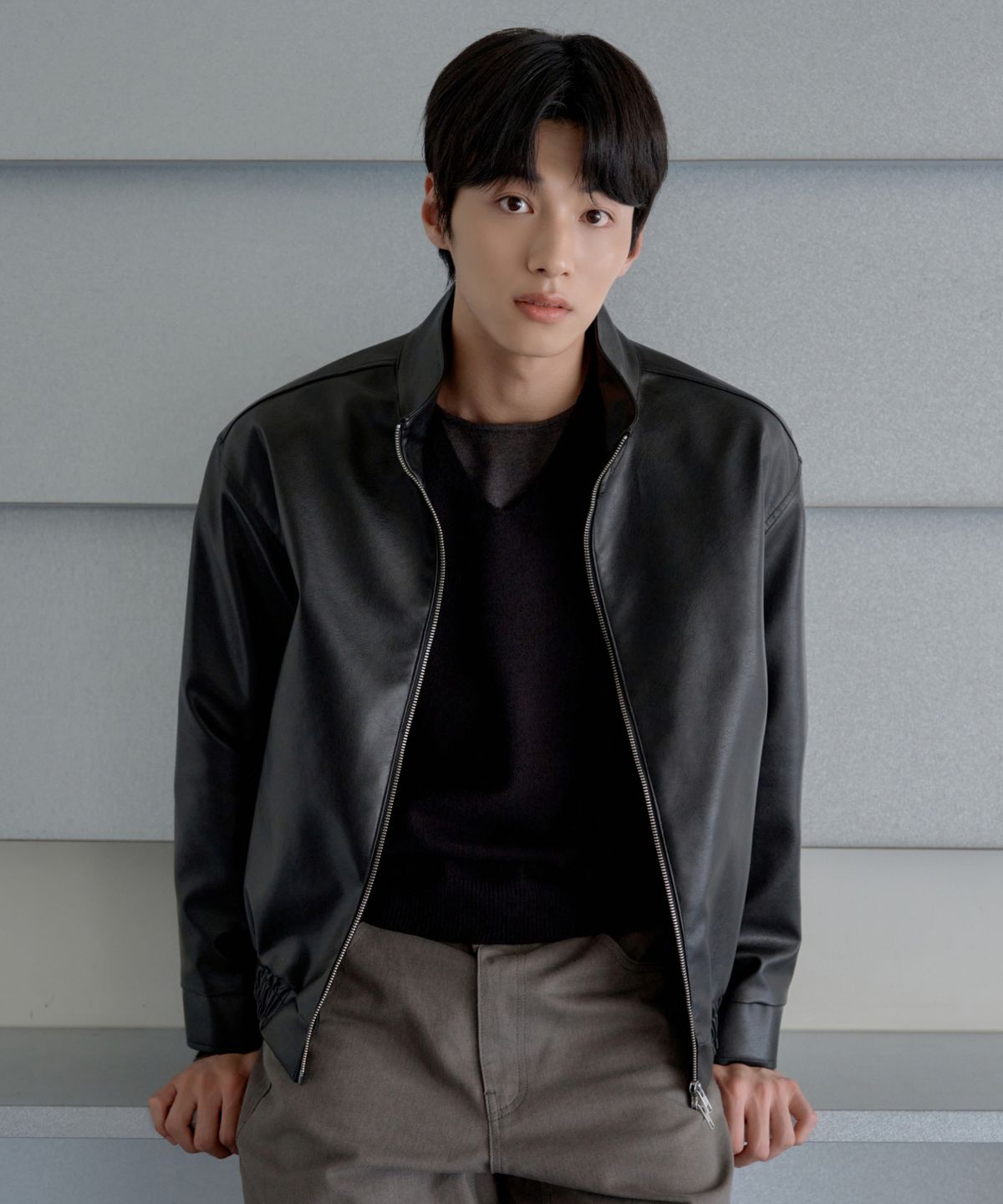 효지(HYOJI) 26 FW 레더 하이넥 블루종 크롭 자켓 (블랙)