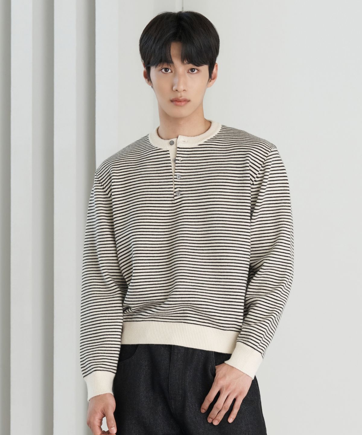 효지(HYOJI) 26 FW 워셔블 소프트 터치 스트라이프 헨리넥 크롭 니트 (2컬러)