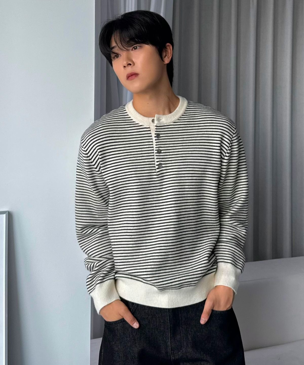효지(HYOJI) 26 FW 워셔블 소프트 터치 스트라이프 헨리넥 크롭 니트 (2컬러)