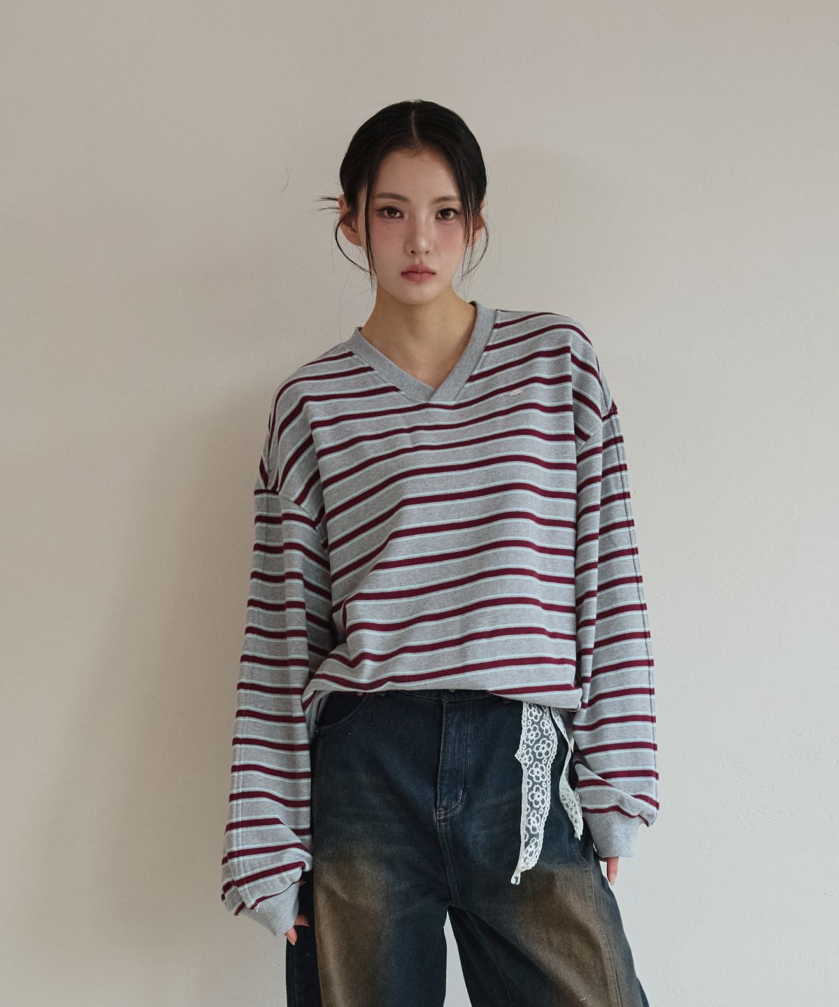 이븐시아(EVENCIA) 버건디 스트라이프 브이넥 스웨트셔츠