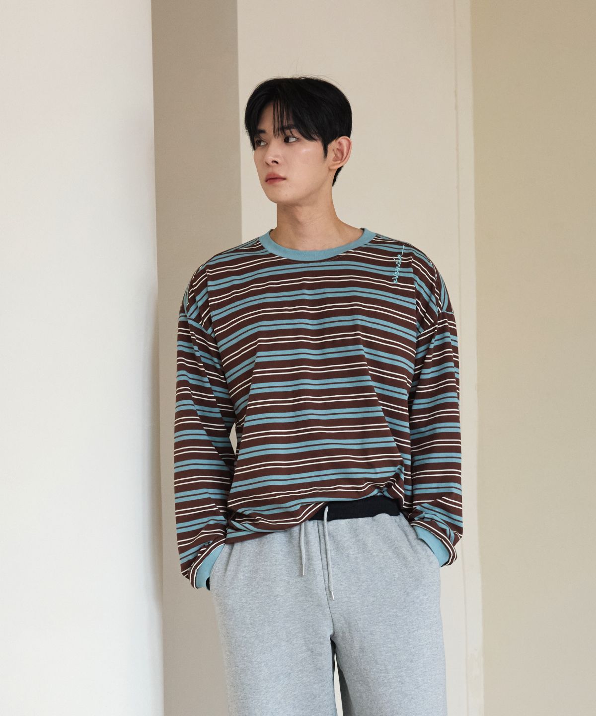 이븐시아(EVENCIA) 버티컬 로고 스트라이프 티셔츠 브라운 틸블루