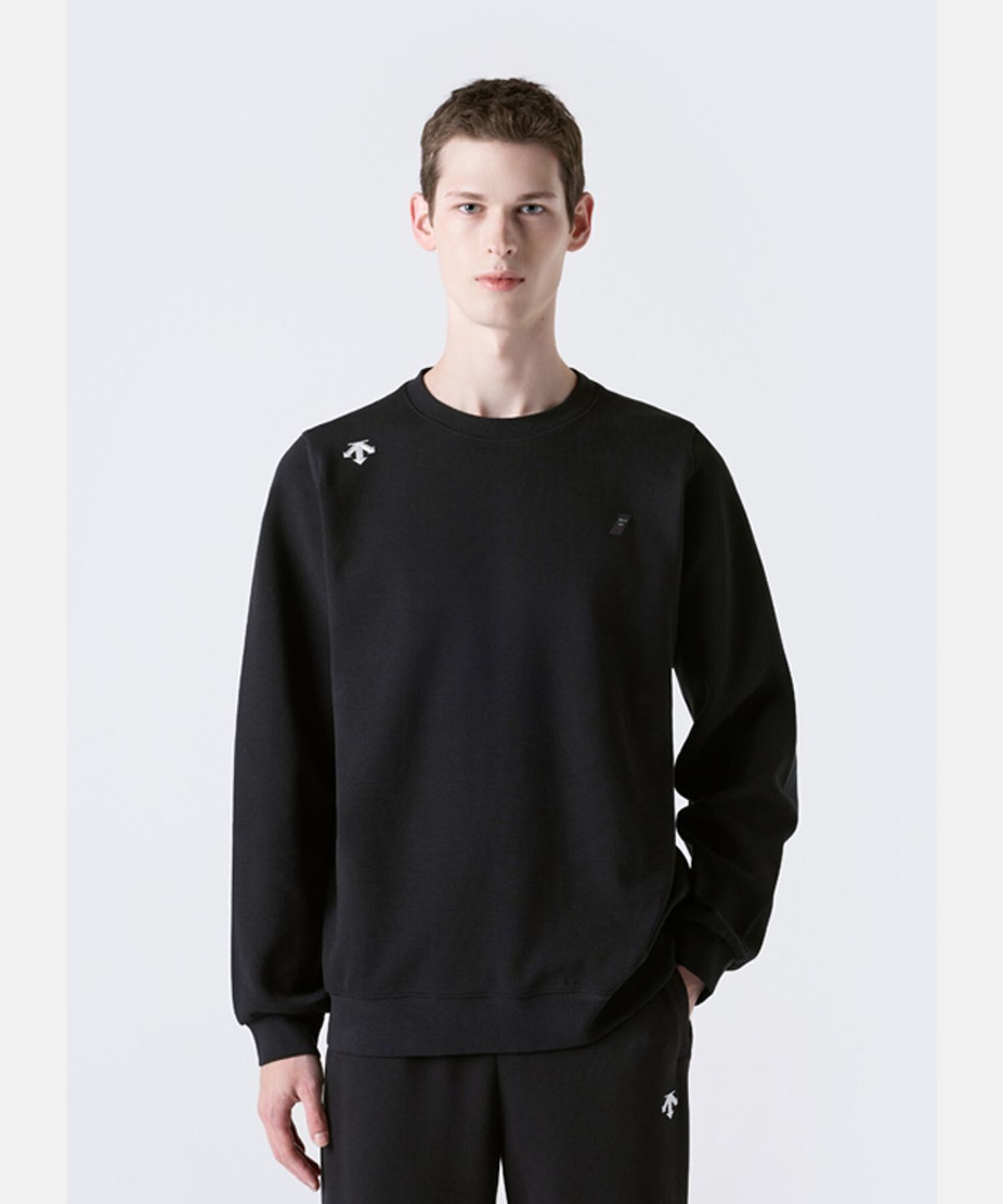 데상트(DESCENTE) 남성 백그래픽 머슬핏 맨투맨 블랙 SR321THT91