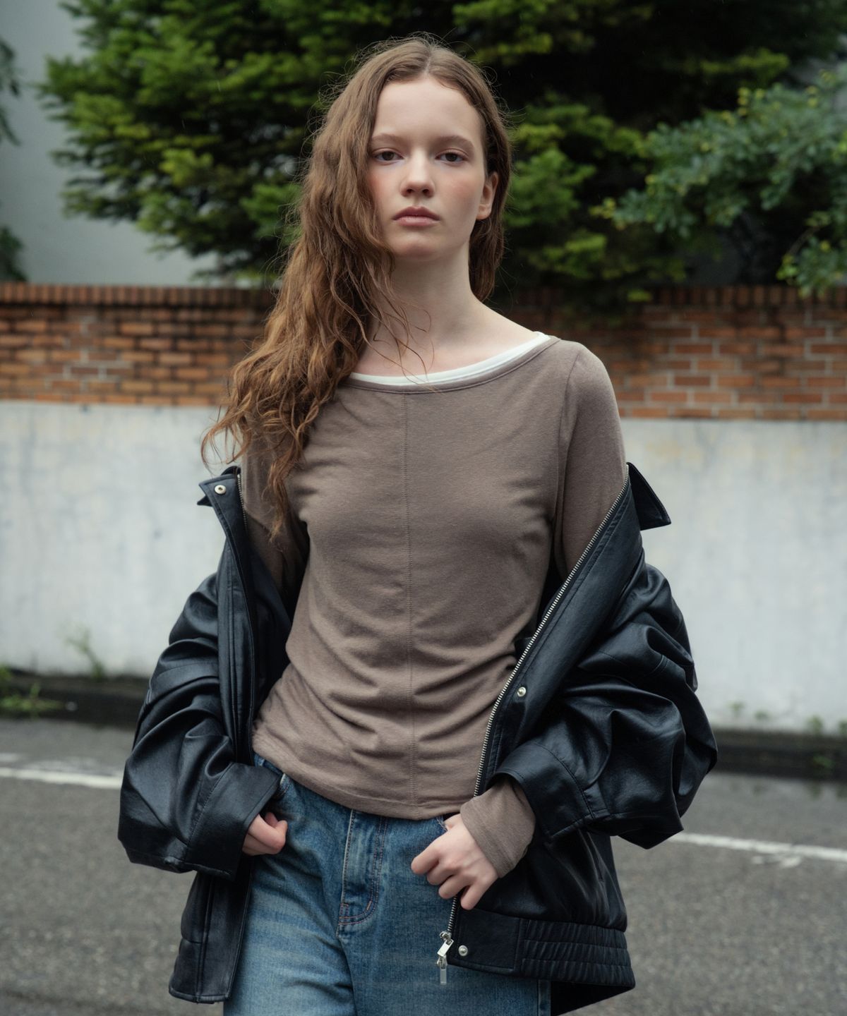 와르 포 우먼(WAARFORWOMAN) WT-97 보트넥 티셔츠_브라운