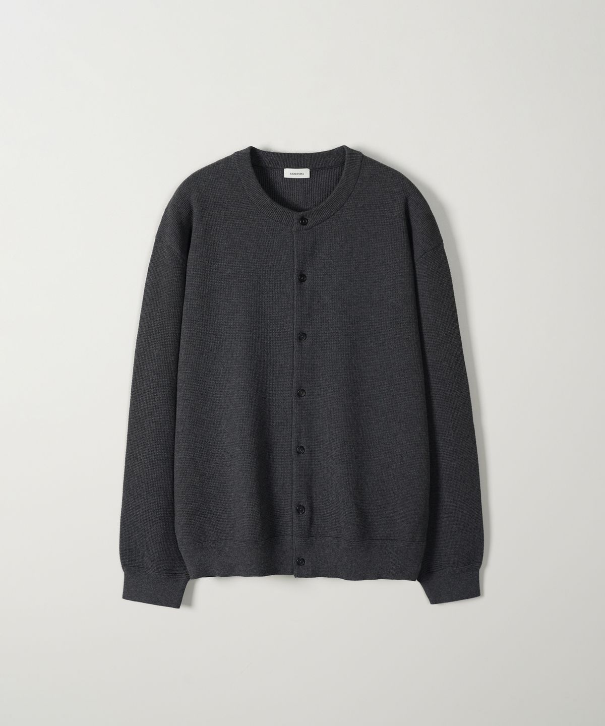 레어토라(RARETORA) BARK CREW KNIT CARDIGAN - DEEP GREY