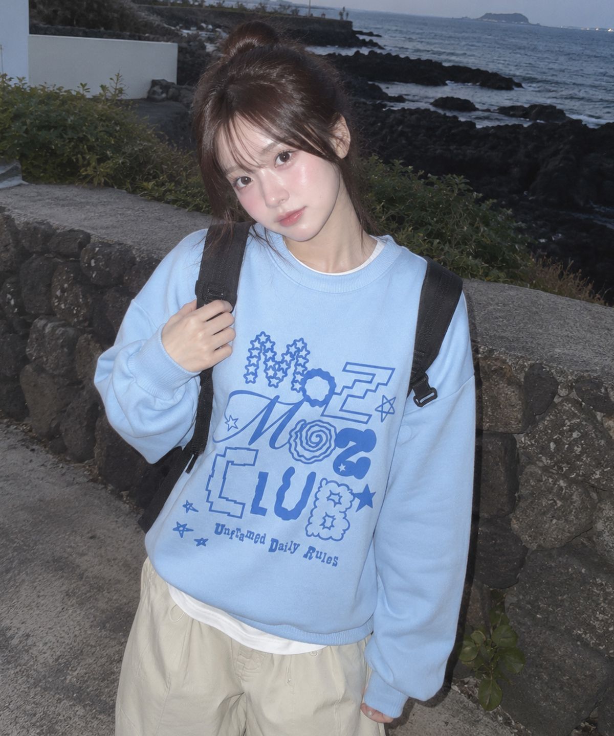 모즈모즈(MOZMOZ) 데일리 노이즈 맨투맨 스카이블루