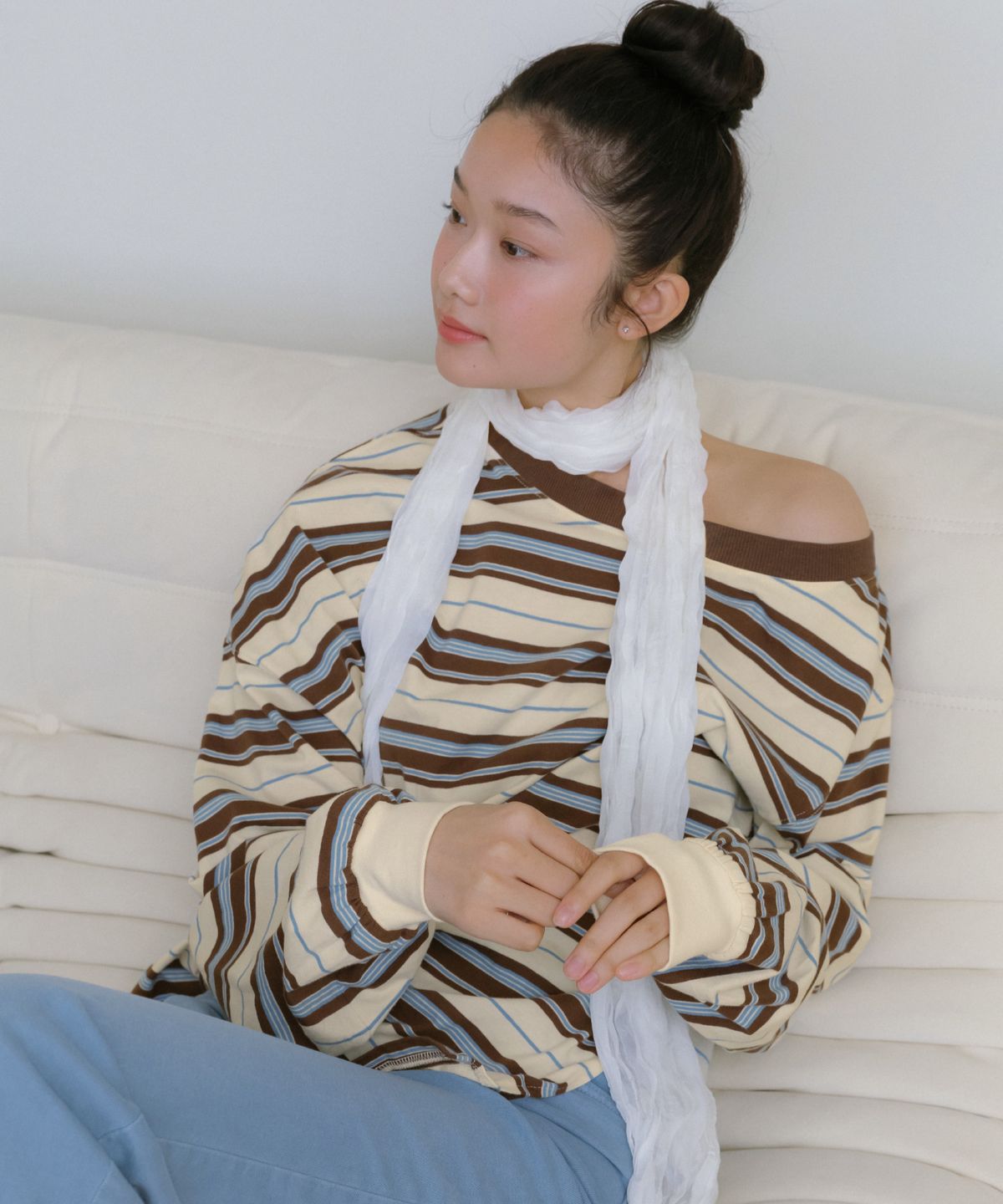 멜로토리(MELLOTORY) 원숄더 스트라이프 티셔츠 (크림)