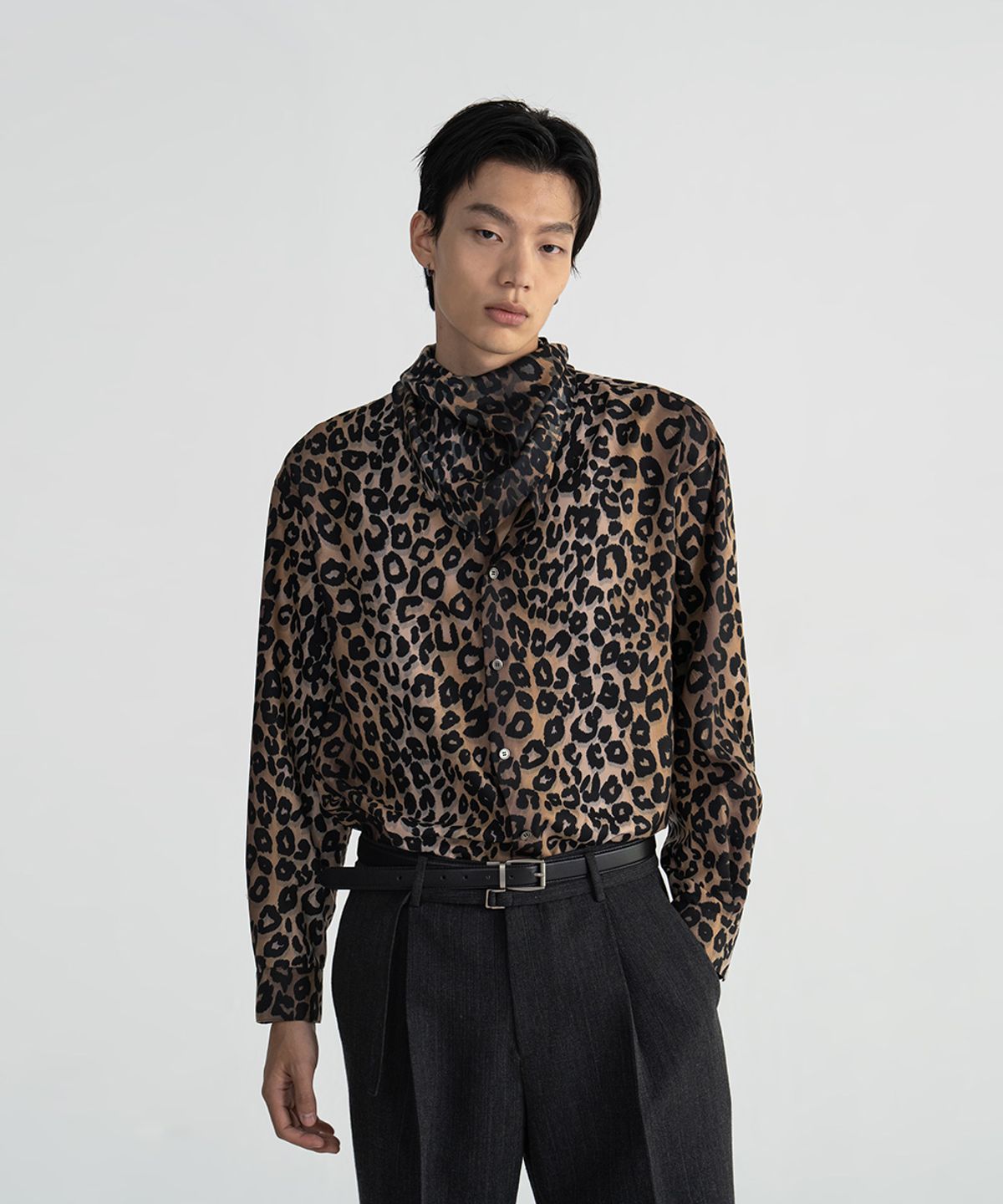 노이스(NOICE) (UNI) LEOPARD DETACHABLE SCARF SHIRT - BEIGE