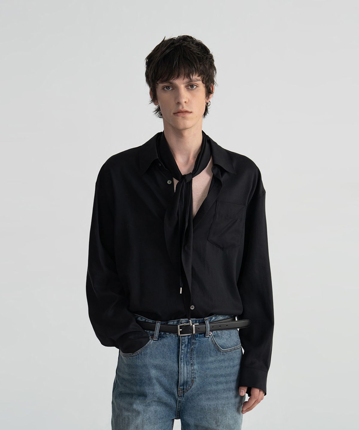 노이스(NOICE) (UNI) LYOCELL DETACHABLE SCARF SHIRT - BLACK
