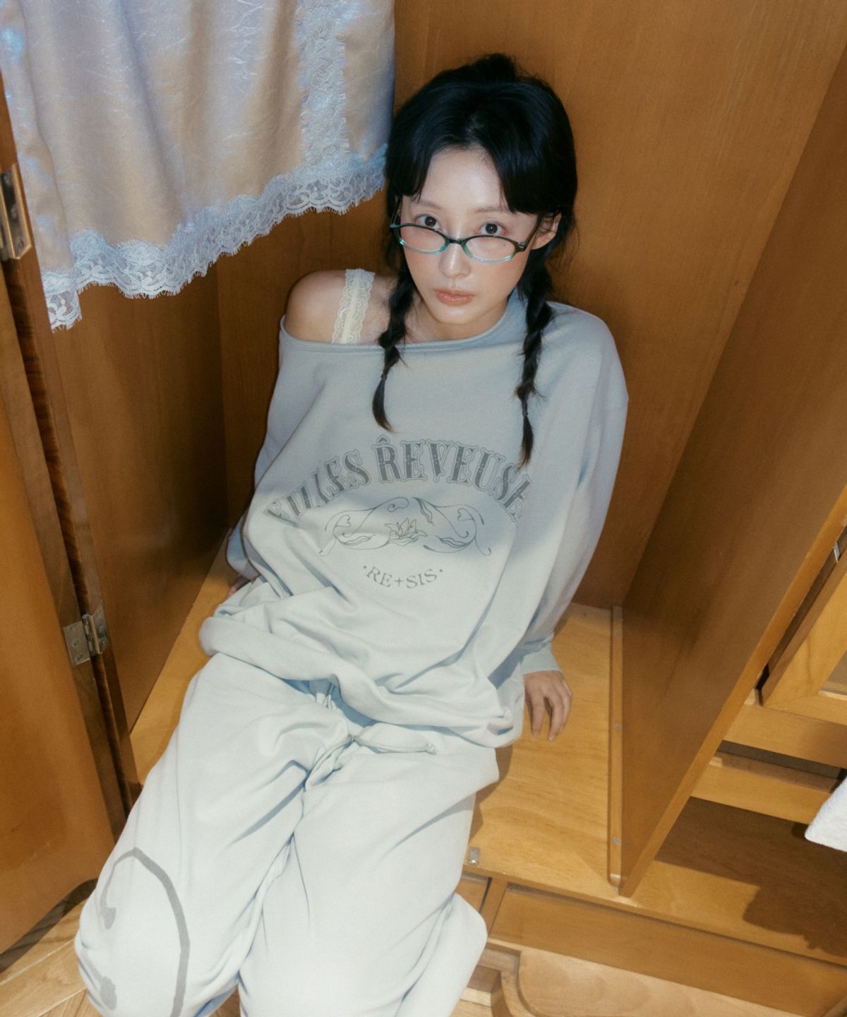 르시스(RESIS) 로고 그래픽 맨투맨 [MINTY GREY] / RF3LSS509