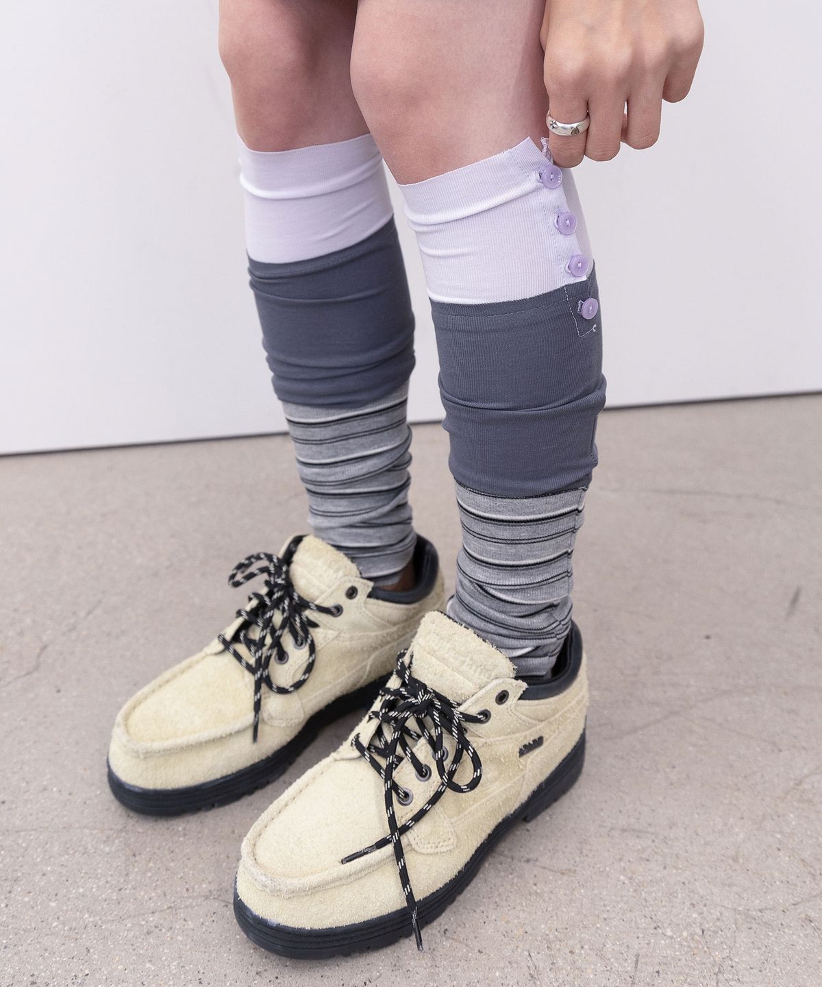 타입서비스(TYPESERVICE) Buttoned Stripe Leg Warmer [Charcoal]