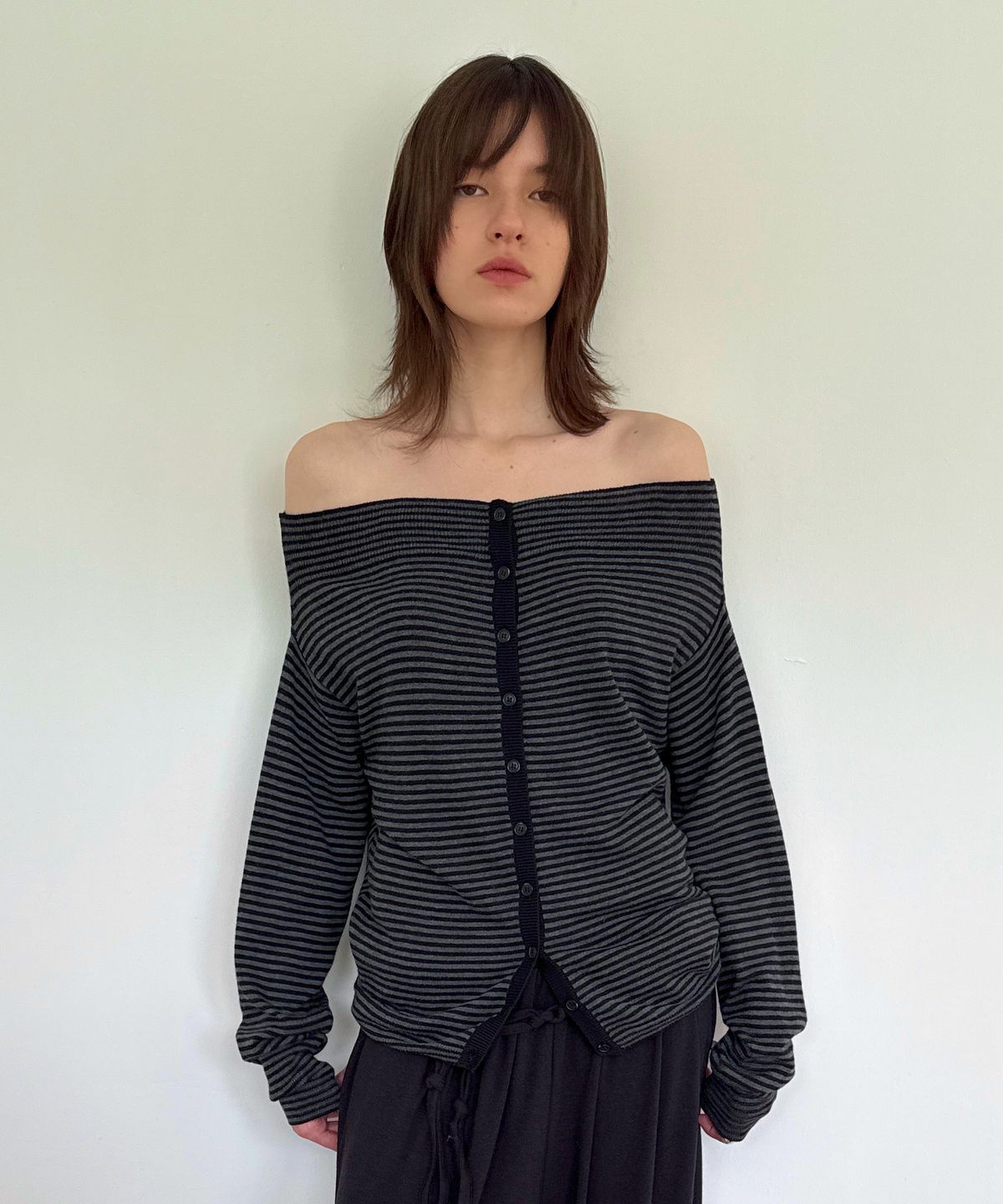다이애그널(DIAGONAL) STRIPE OFF SHOULDER CARDIGAN (black)