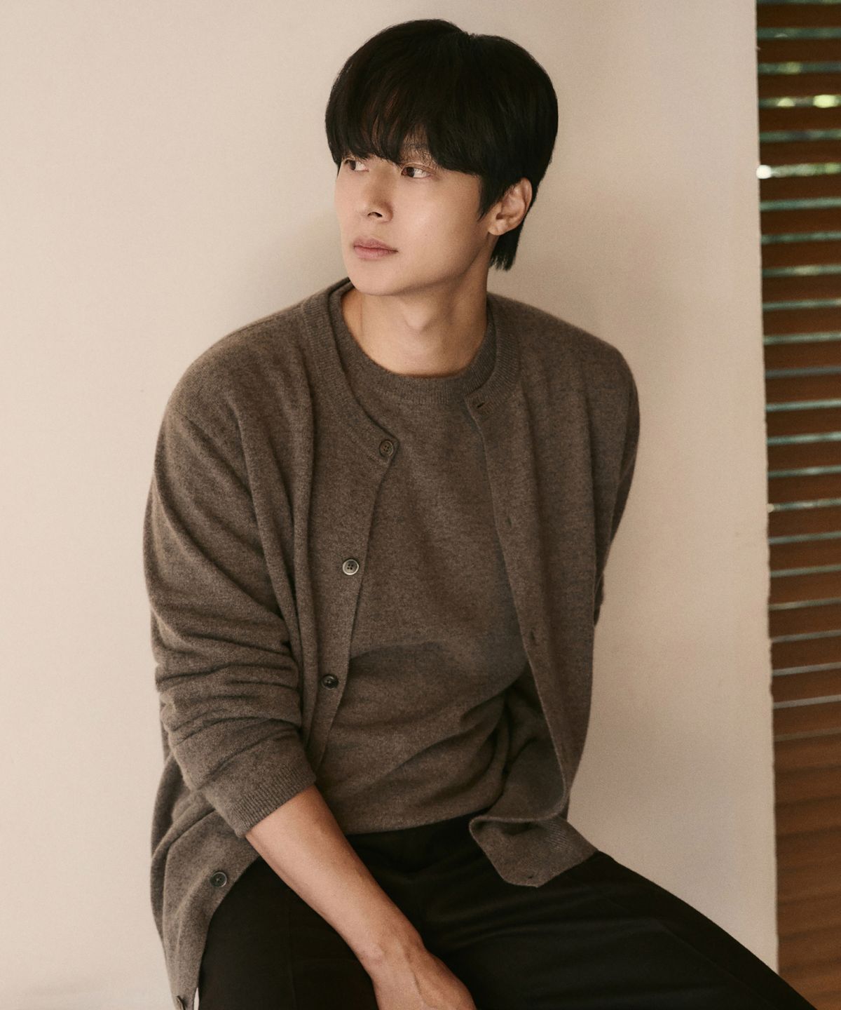 제이리움(JRIUM) 캐시미어 블렌드 에센셜 라운드넥 니트 브라운