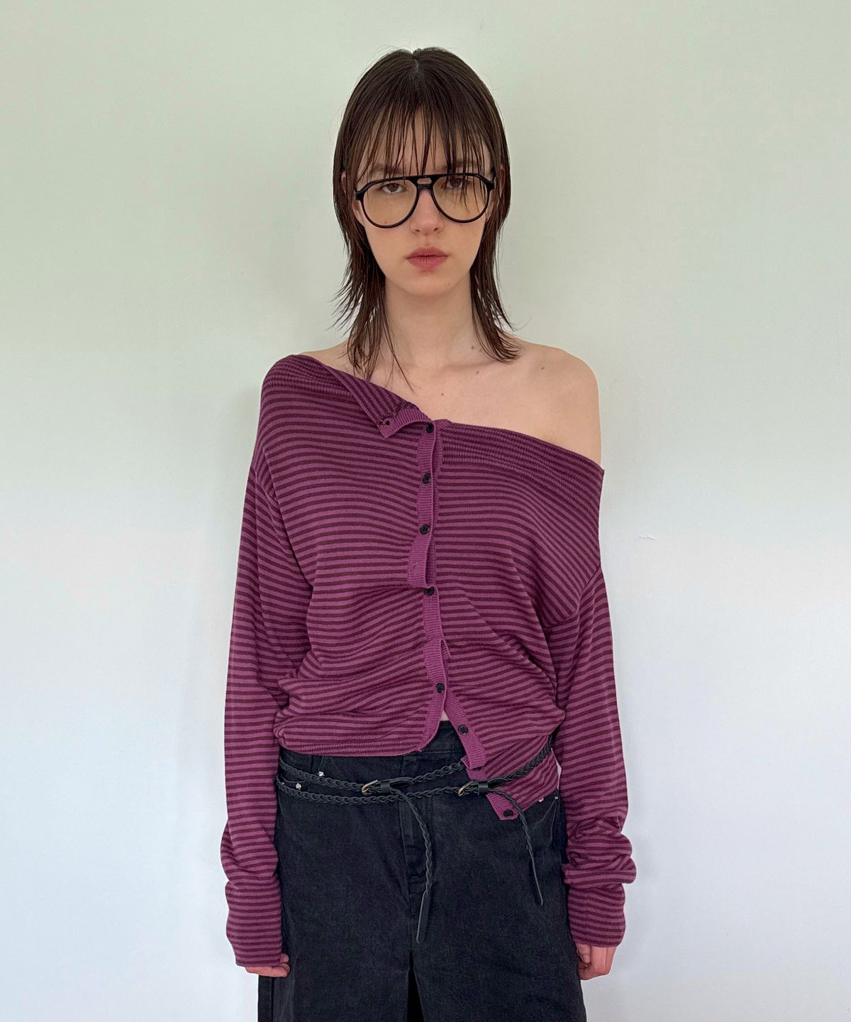 다이애그널(DIAGONAL) STRIPE OFF SHOULDER CARDIGAN (plum)