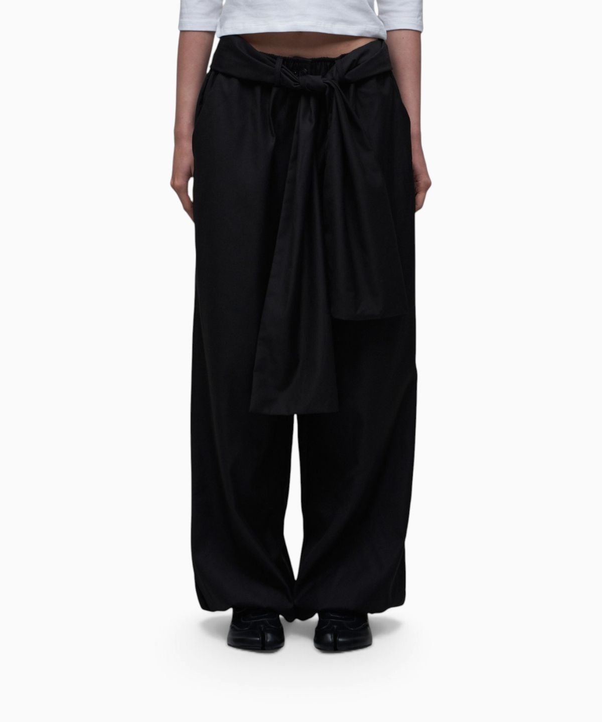 시너진(SYNERJYN) STRAP TAILORED JOGGER PANTS BLACK