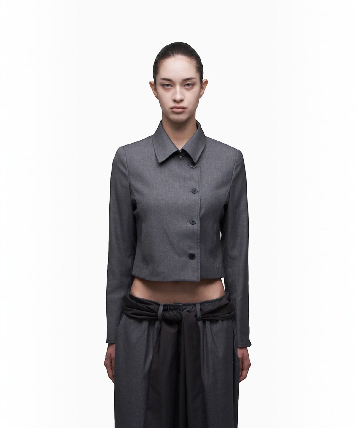 시너진(SYNERJYN) TAILORED CROPPED BLAZER CHARCOAL