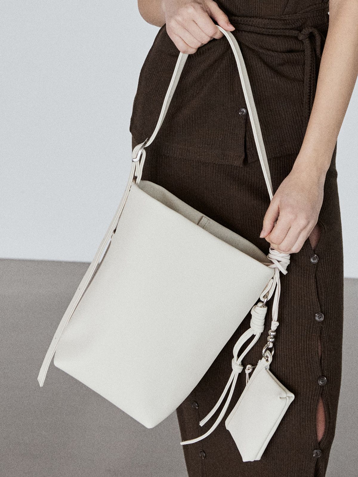 던팩토리(DAWN FACTORY) BUTLER BAG SMALL COW LEATHER IVORY 버틀러백 스몰 소가죽 아이보리