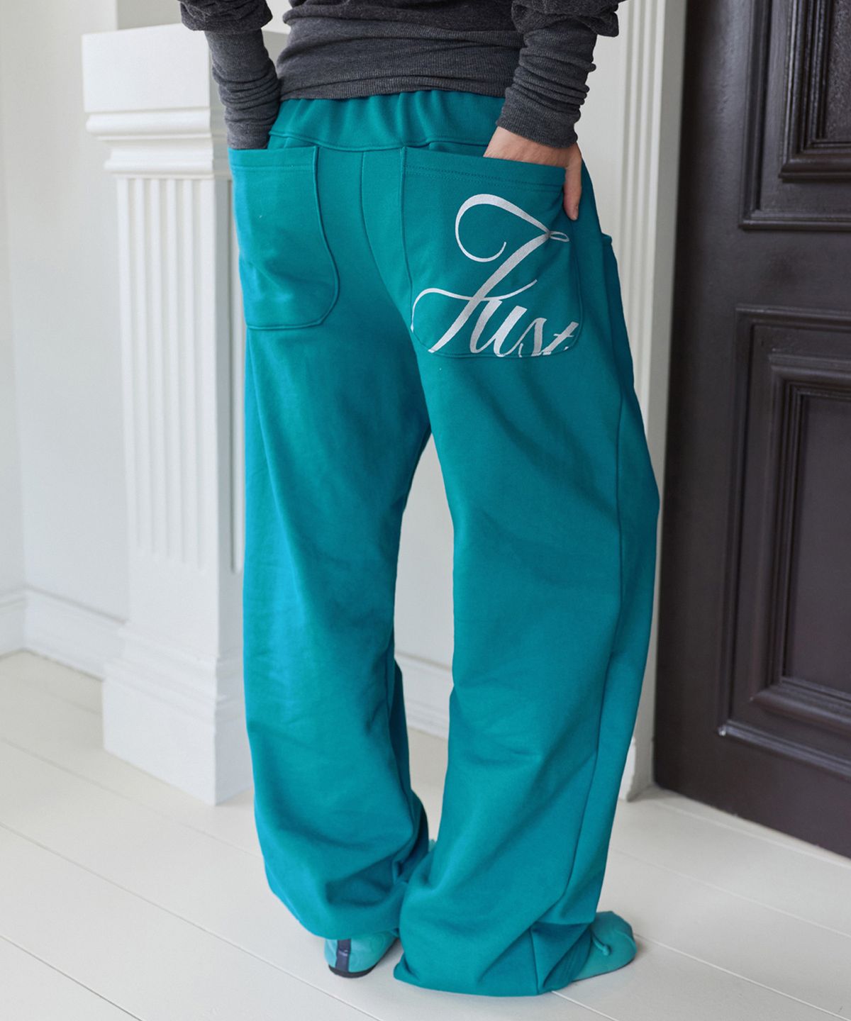 포르테나(PORTERNA) SILVER GLITTER SWEAT PANTS-TEAL BLUE