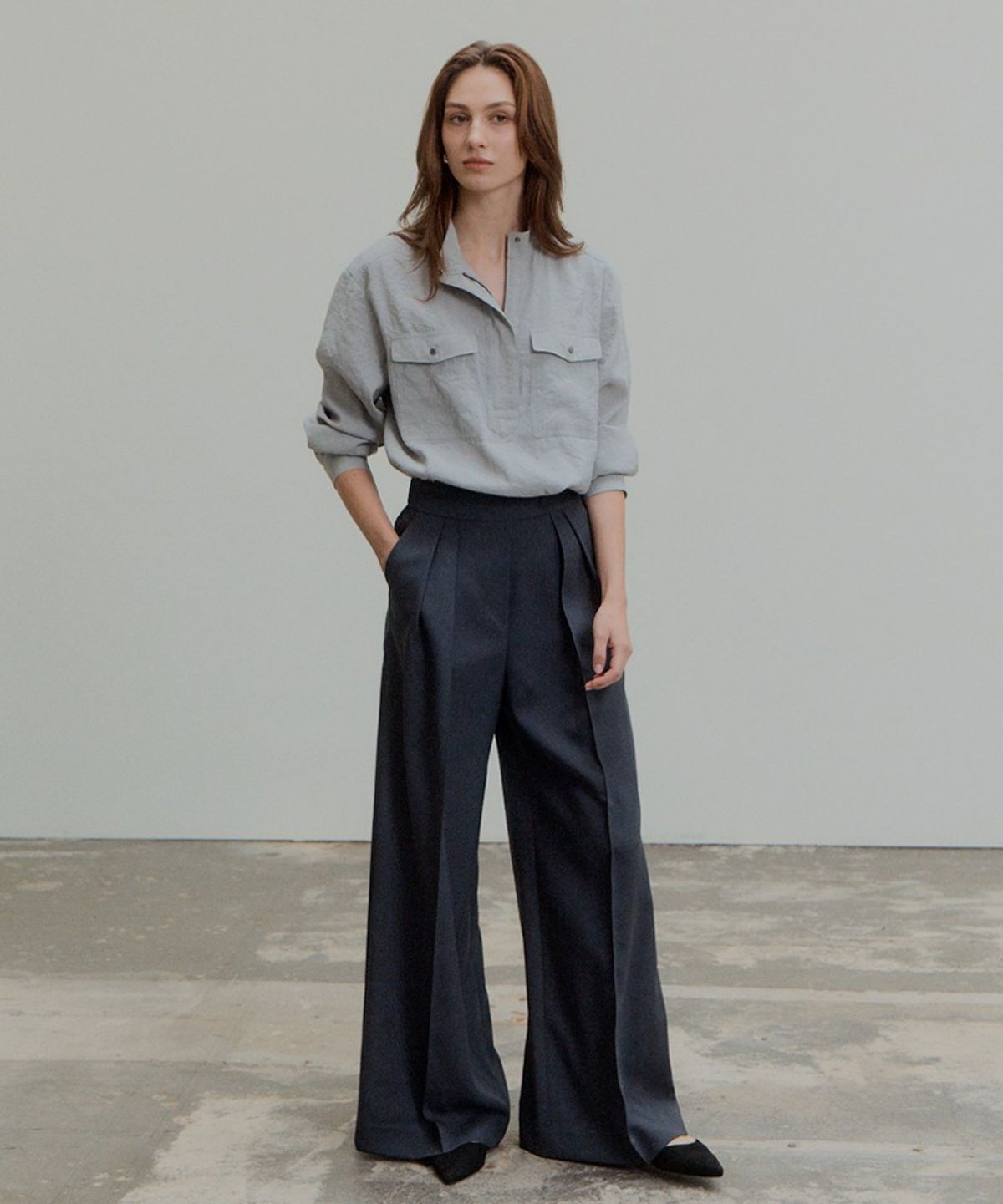 바니스뉴욕(BARNEYS NEWYORK) 26FW 카일리 테일러드 턱 팬츠 차콜그레이