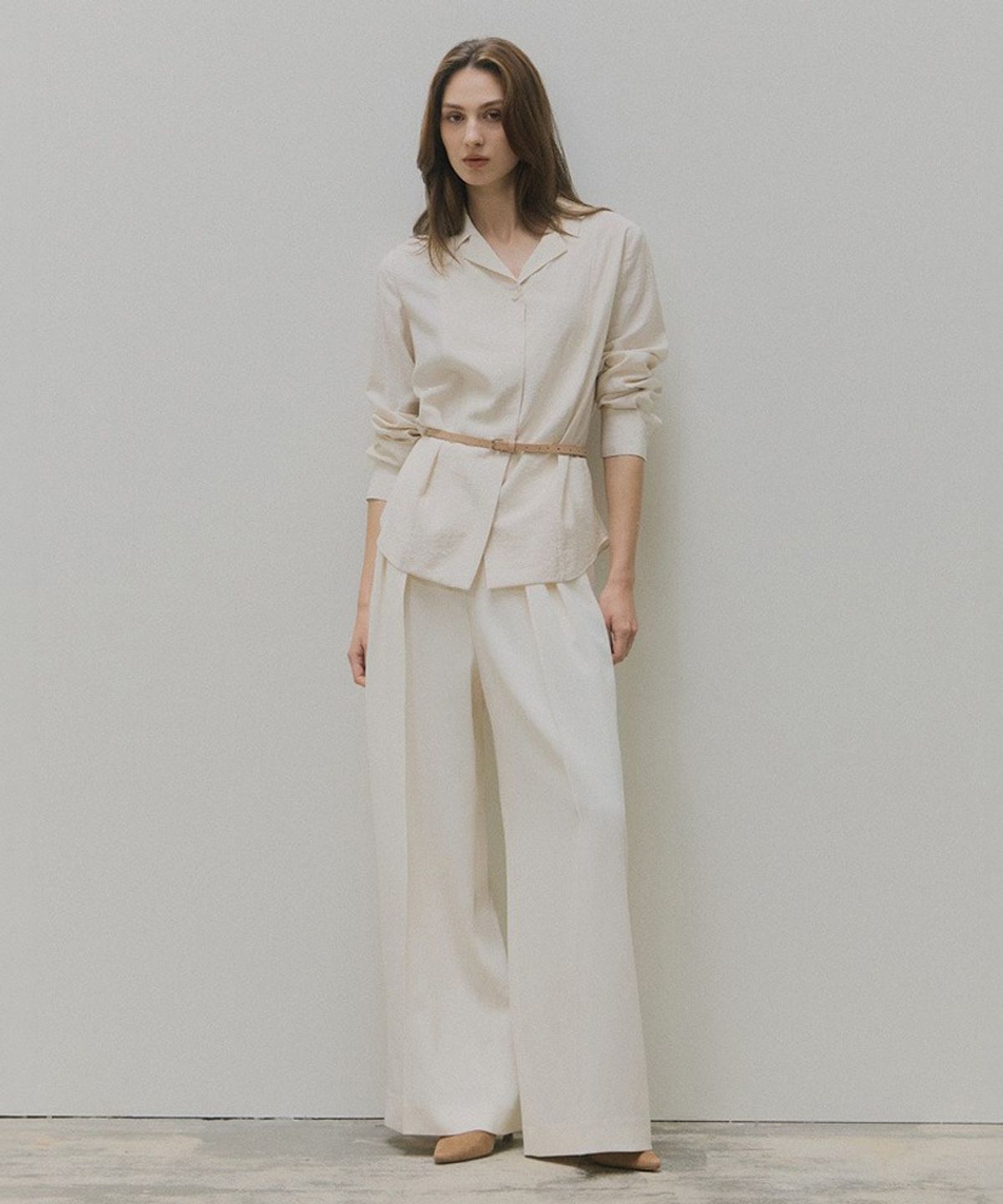 바니스뉴욕(BARNEYS NEWYORK) 26FW 카일리 테일러드 턱 팬츠 크림