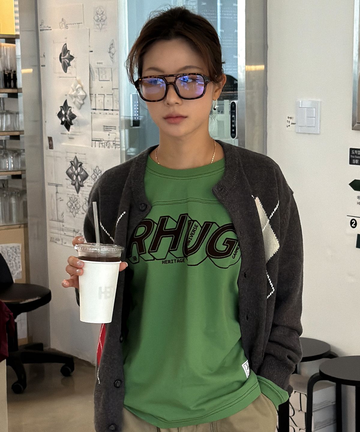 유니버스 가먼트(UNIVERSE GARMENT) RHUG 그래픽 긴팔 티셔츠_GREEN