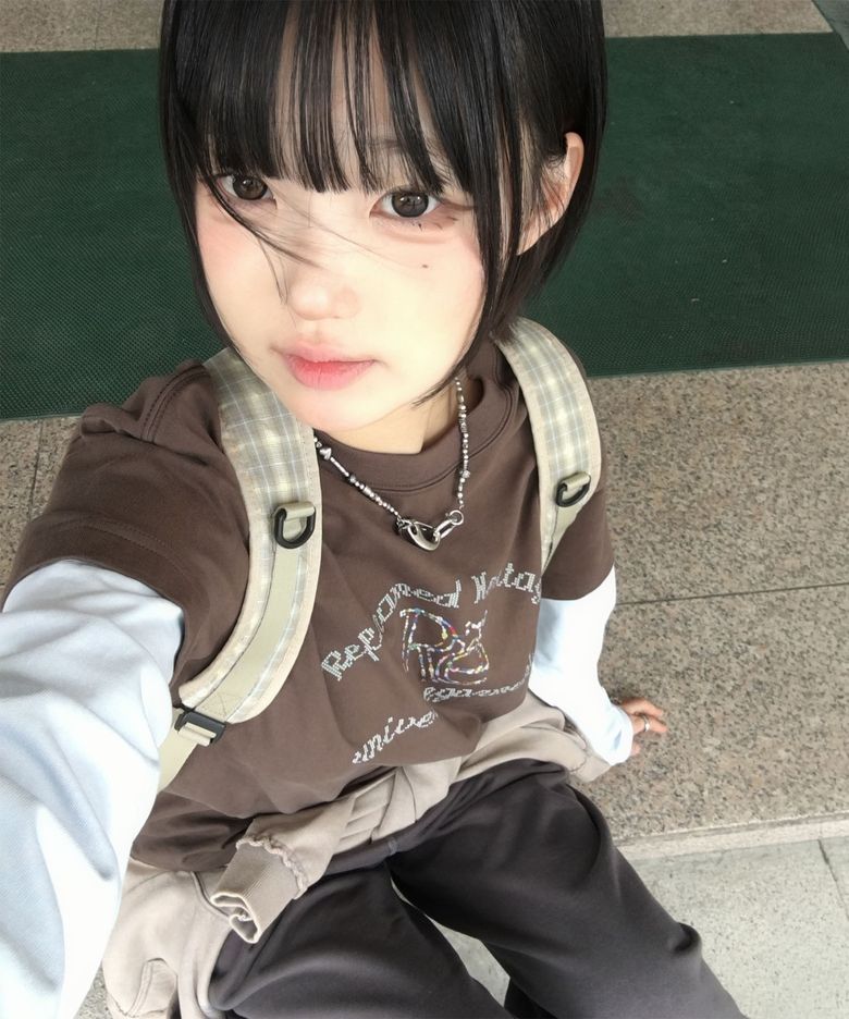 레이어드 그래픽 긴팔 티셔츠_BROWN