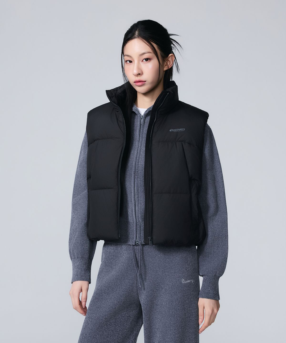 디스커버리 익스페디션(DISCOVERY EXPEDITION) 여성 올리브 크롭 다운 패딩베스트 (BLACK)
