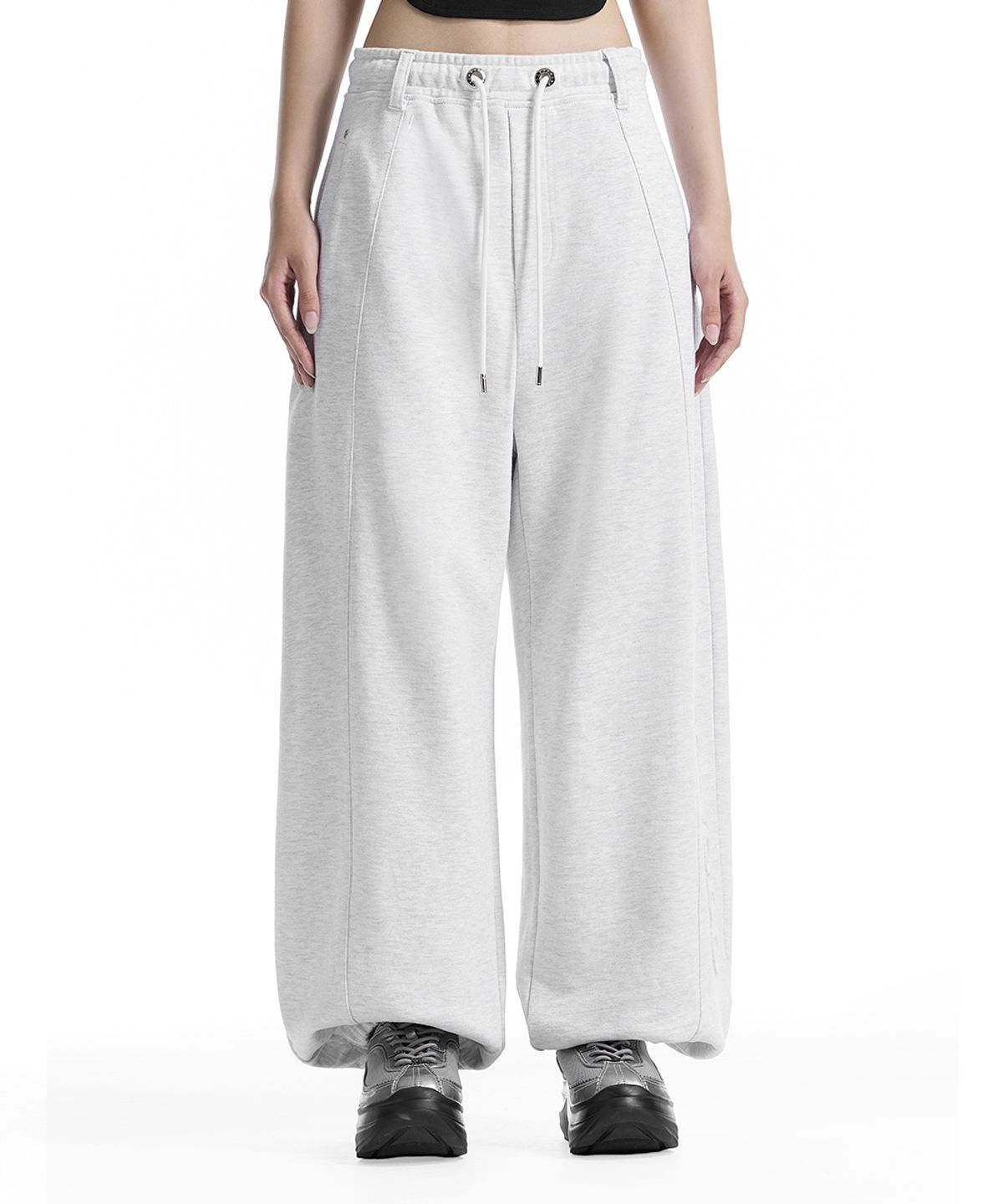 트리밍버드(TREEMINGBIRD) Embossed Logo Set-Up Jogger Sweat Pants [ Light Gray ]