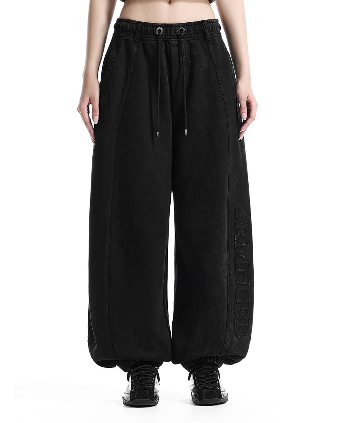 트리밍버드(TREEMINGBIRD) Embossed Logo Set-Up Jogger Sweat Pants [ Black ]