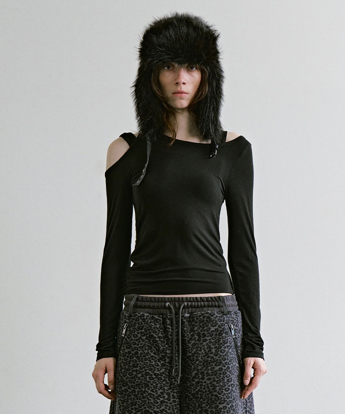 트리밍버드(TREEMINGBIRD) Double-Layer Cutout Long Sleeve [ Black ]
