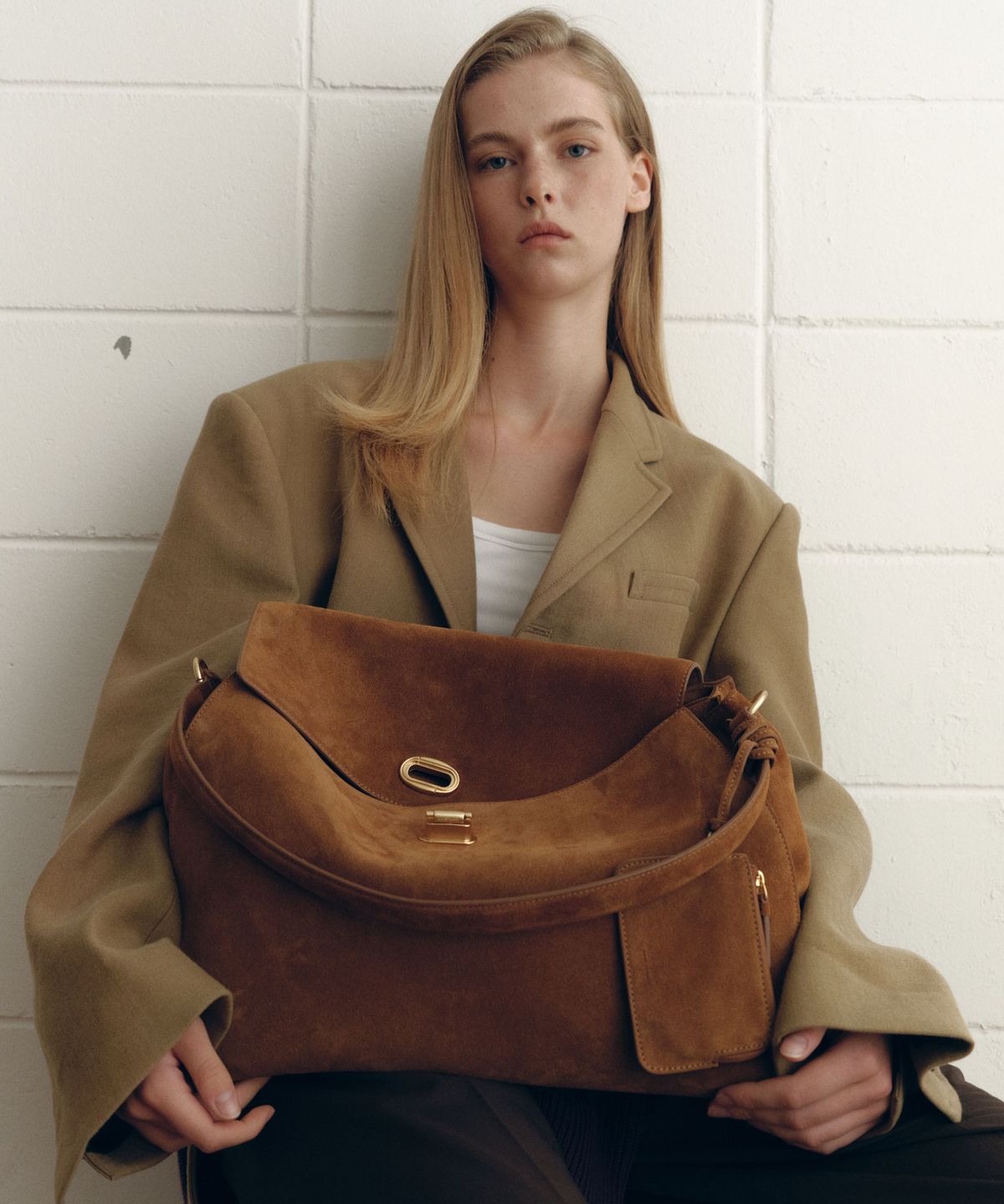 질스튜어트액세서리(JILLSTUART ACC) [AUBE][파우치포함] 브라운 이태리스웨이드 오브 장식 숄더백 L (16인치노트북수납가능)