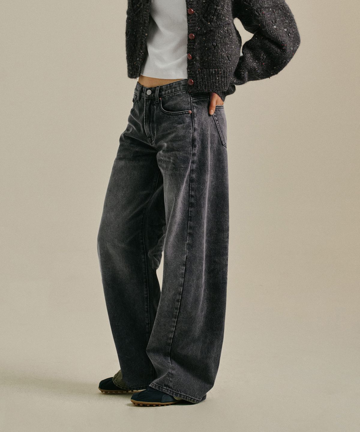 그린버터(GREENBUTTER) Relaxed Curve Jeans (Black Denim)