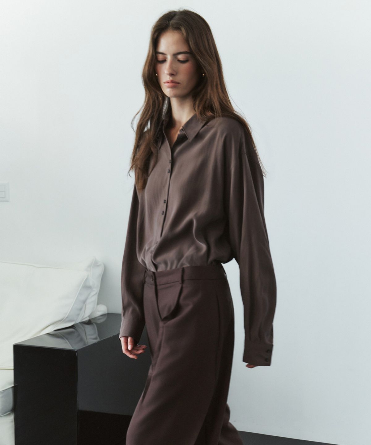 시야쥬(SIYAZU) SITP5304 하이넥 실키 셔츠_Brown