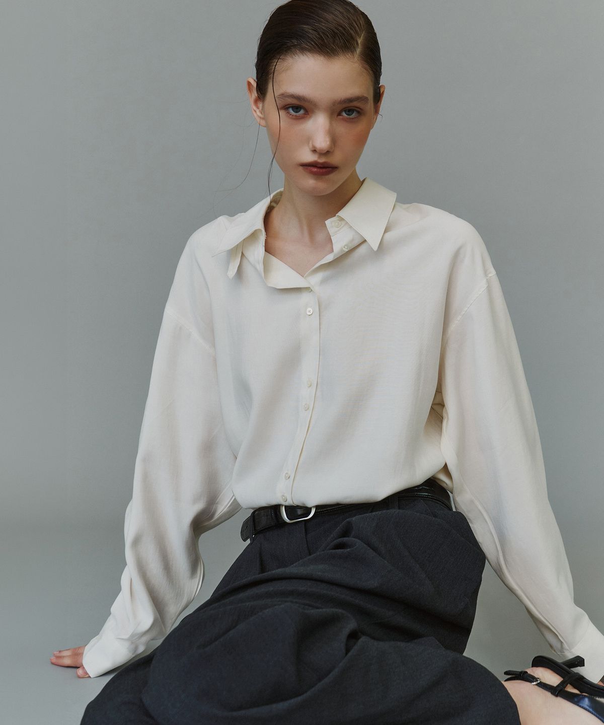 시야쥬(SIYAZU) SITP5304 하이넥 실키 셔츠_Ivory