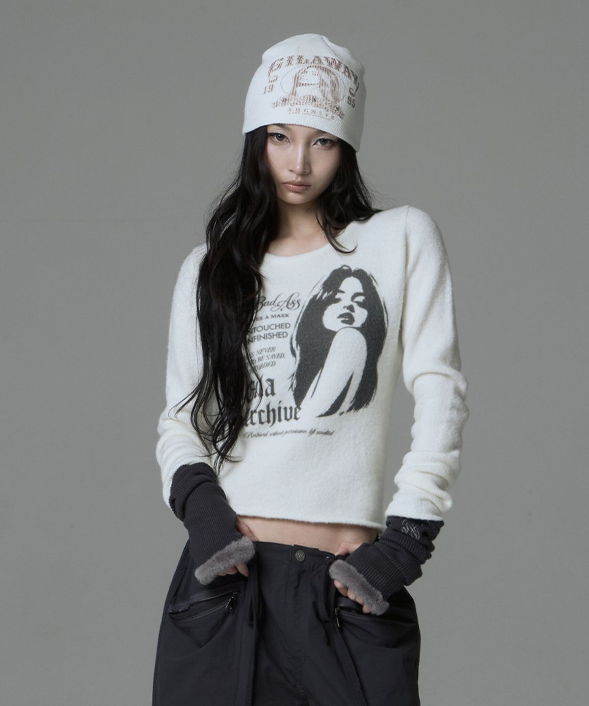 길라아카이브(GILAARCHIVE) LETTERING LOGO FUR HAND WARMER_CHARCOAL