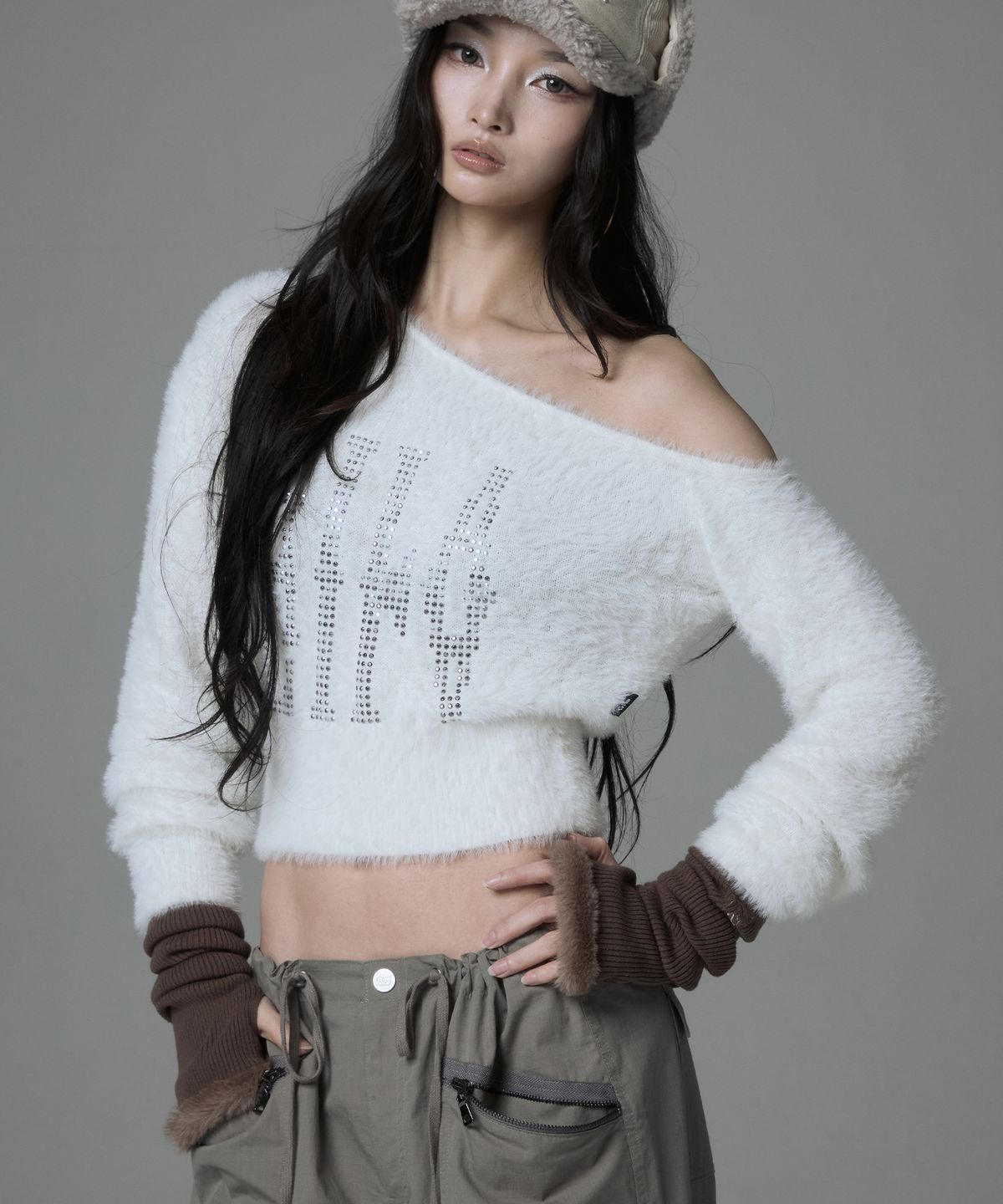 길라아카이브(GILAARCHIVE) LETTERING LOGO FUR HAND WARMER_BROWN