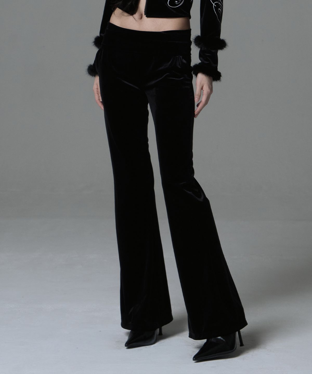 길라아카이브(GILAARCHIVE) VELOUR FUR POCKET SWEAT PANTS_BLACK