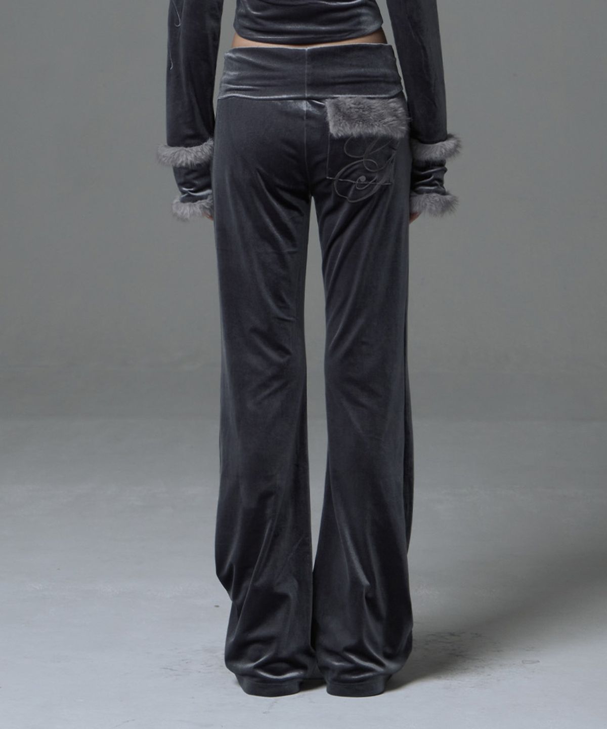 길라아카이브(GILAARCHIVE) VELOUR FUR POCKET SWEAT PANTS_GREY