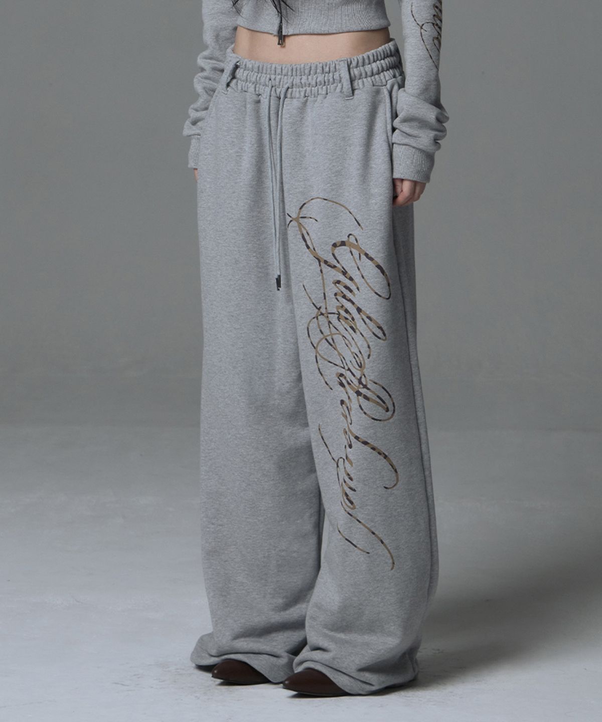 길라아카이브(GILAARCHIVE) SIDE LETTERING LOGO SWEAT PANTS_GREY