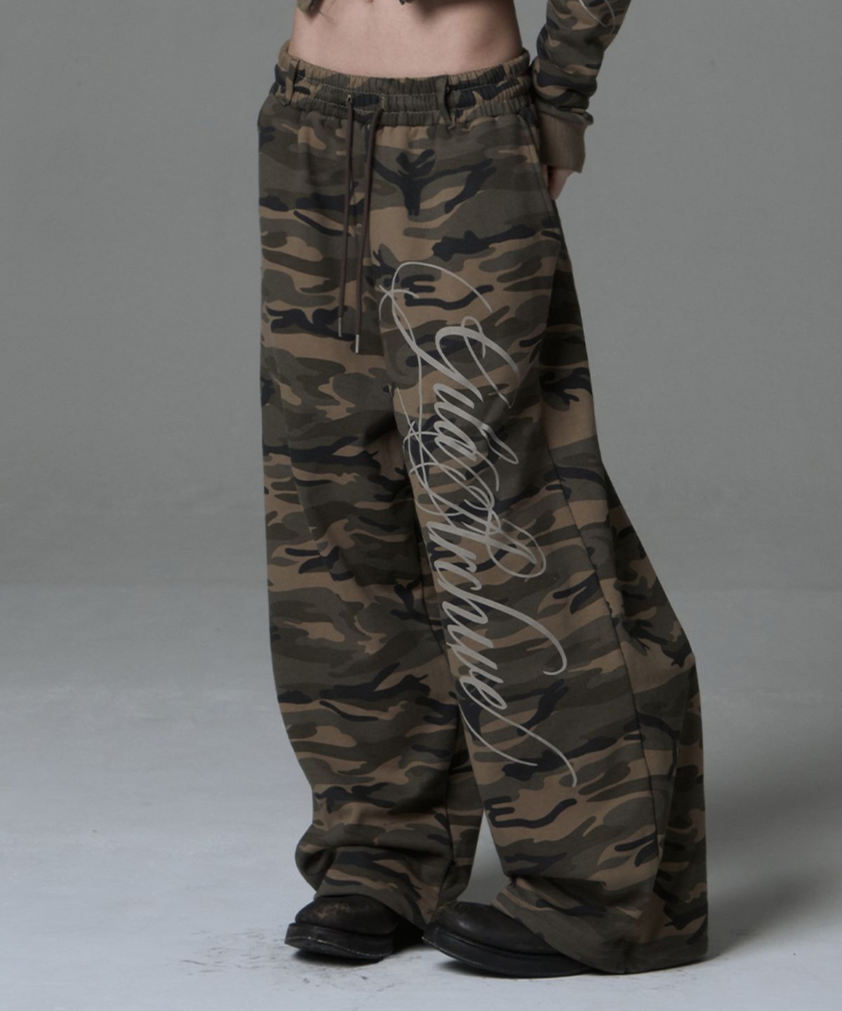 길라아카이브(GILAARCHIVE) SIDE LETTERING LOGO SWEAT PANTS_CAMO