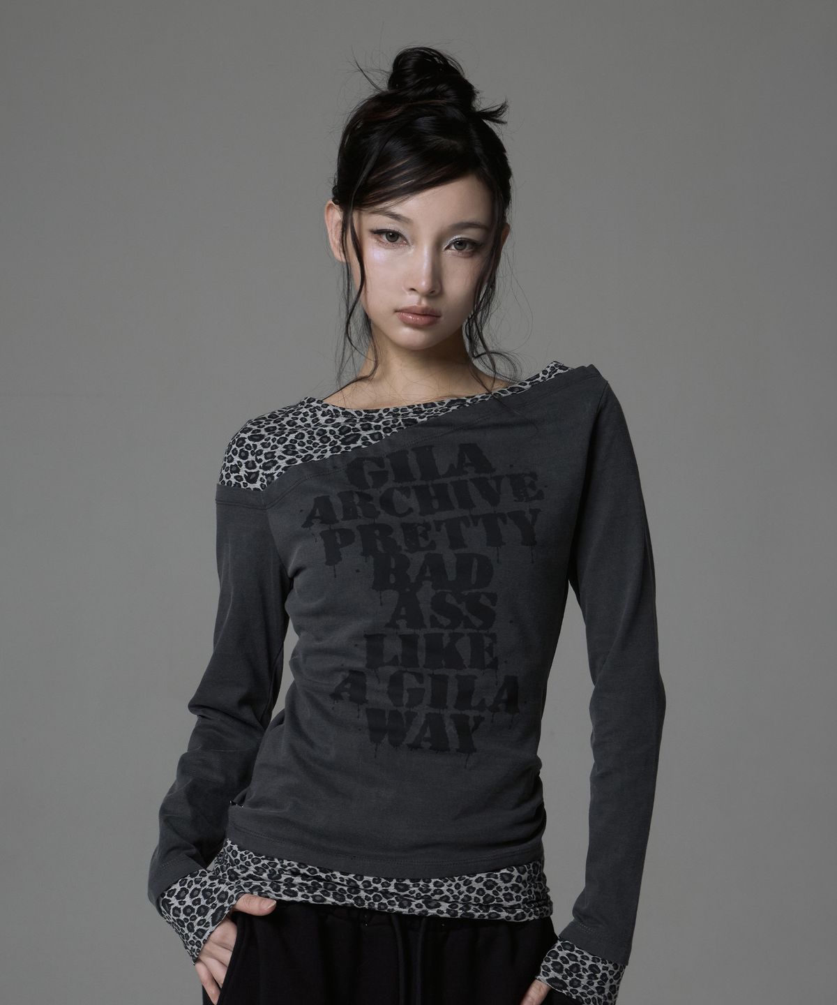길라아카이브(GILAARCHIVE) LEOPARD LAYERED P.B.A LONG SLEEVE_CHARCOAL