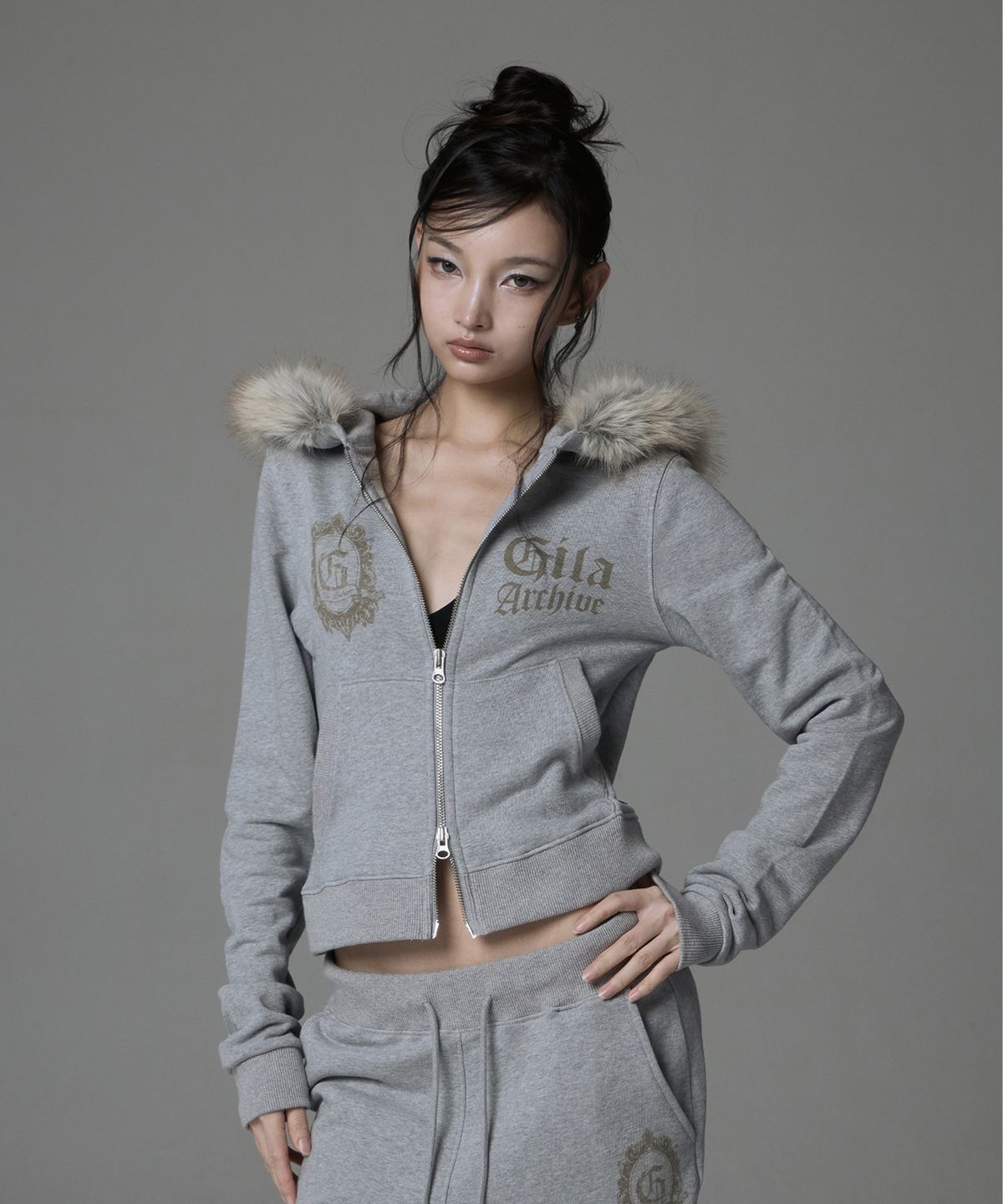 길라아카이브(GILAARCHIVE) FUR SYMBOL LOGO HOOD ZIP-UP_GREY