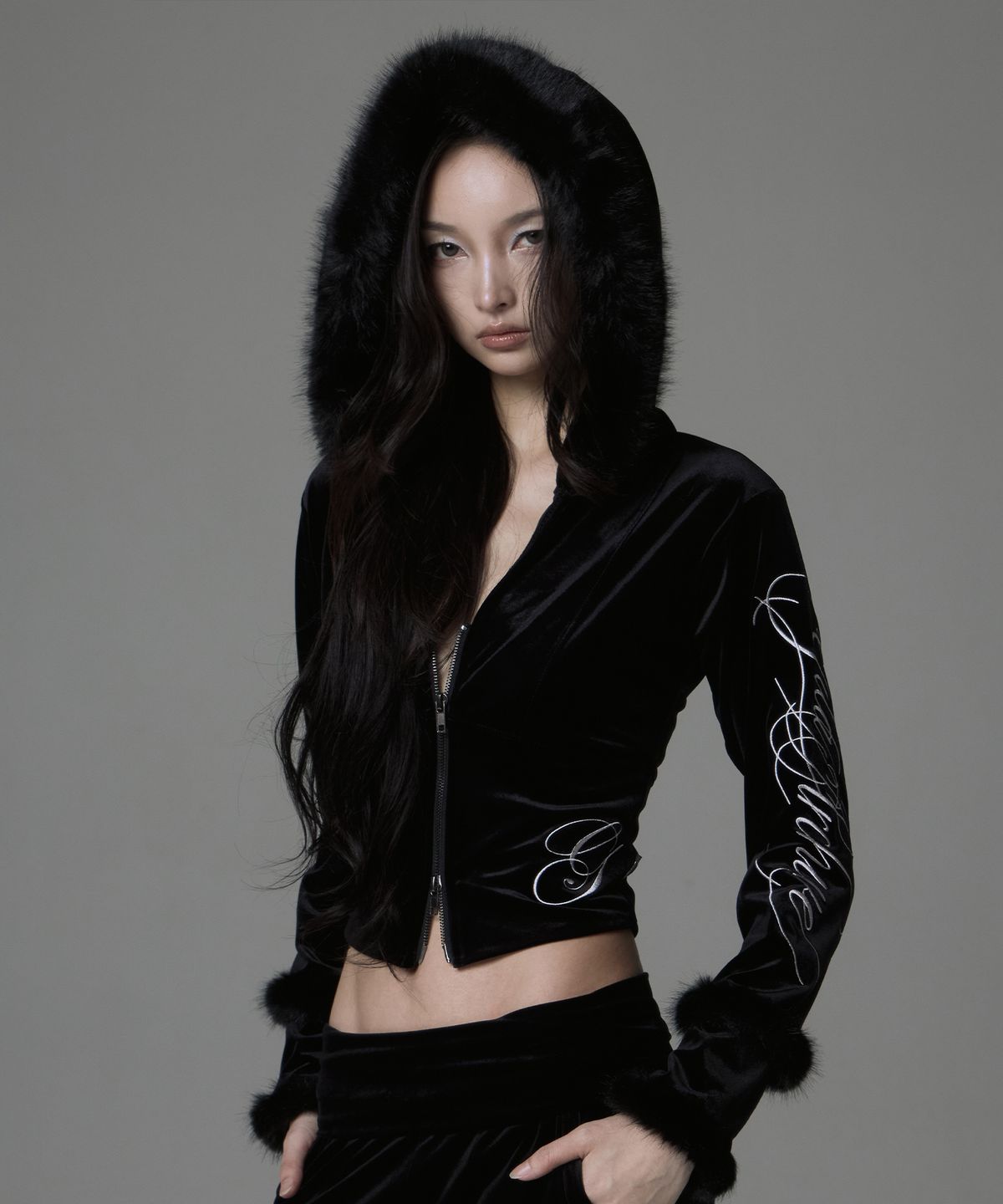길라아카이브(GILAARCHIVE) VELOUR SIDE LETTERING LOGO FUR HOOD ZIP-UP_BLACK