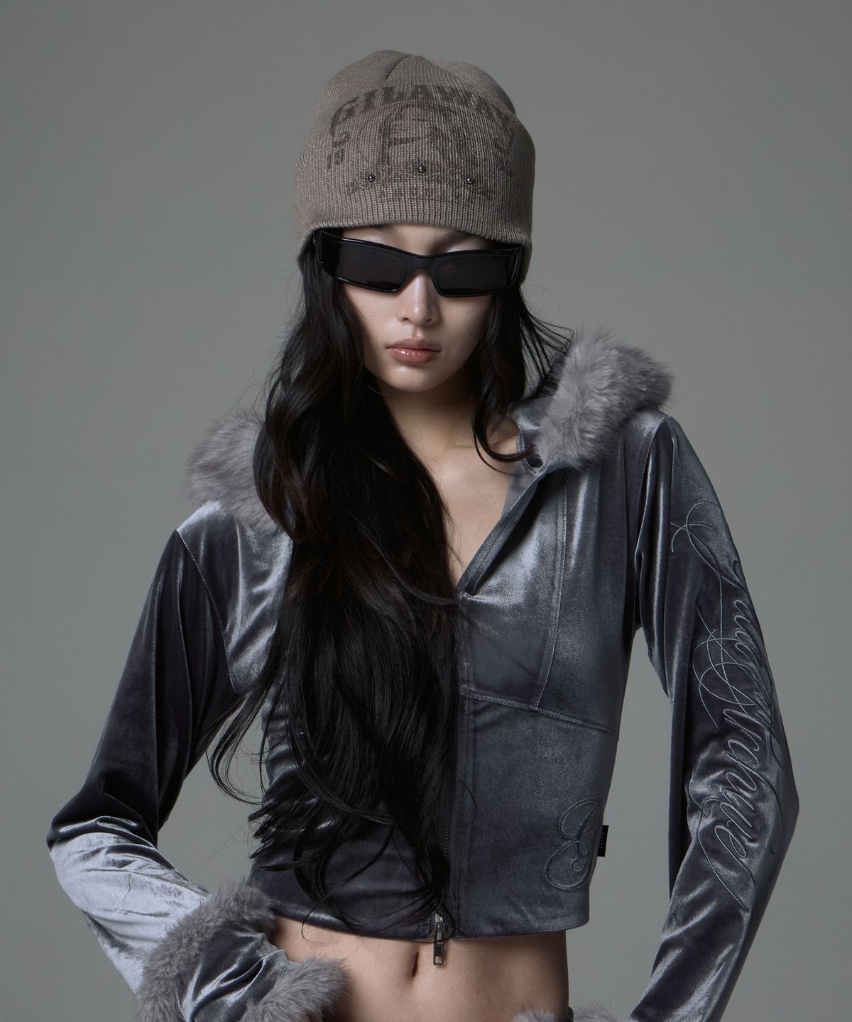 길라아카이브(GILAARCHIVE) VELOUR SIDE LETTERING LOGO FUR HOOD ZIP-UP_GREY