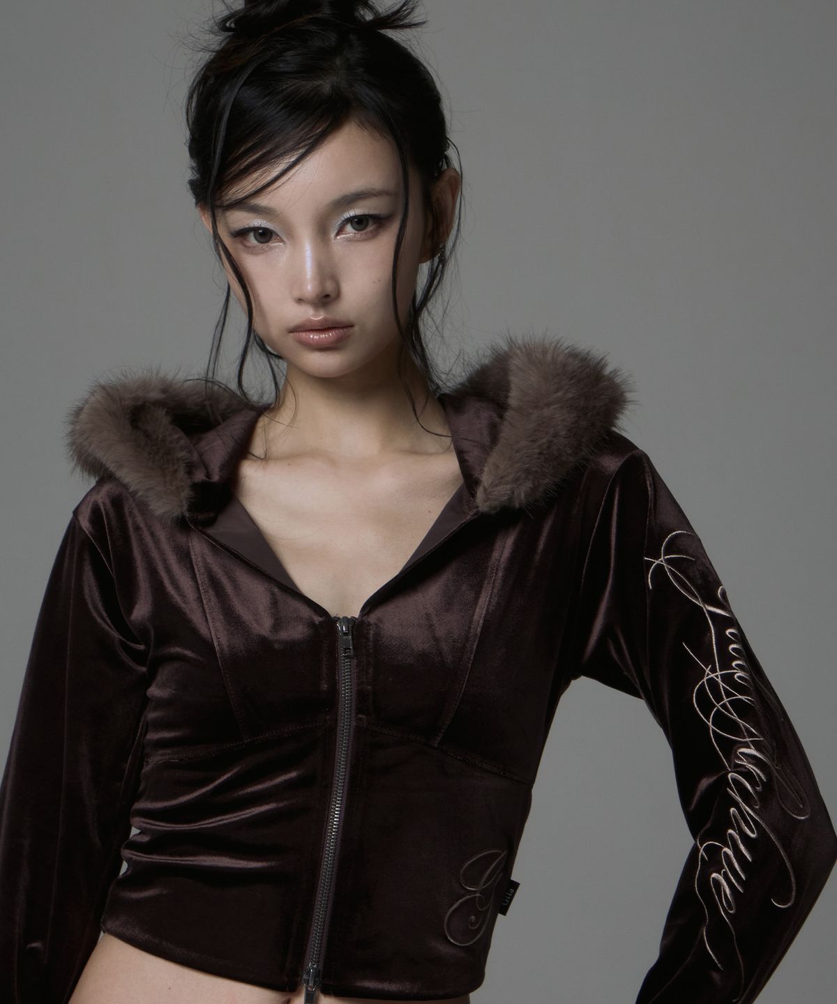 길라아카이브(GILAARCHIVE) VELOUR SIDE LETTERING LOGO FUR HOOD ZIP-UP_BROWN