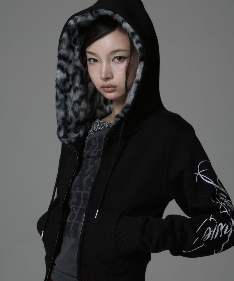 SIDE LETTERING LOGO LEOPARD FUR HOOD ZIP-UP_BLACK