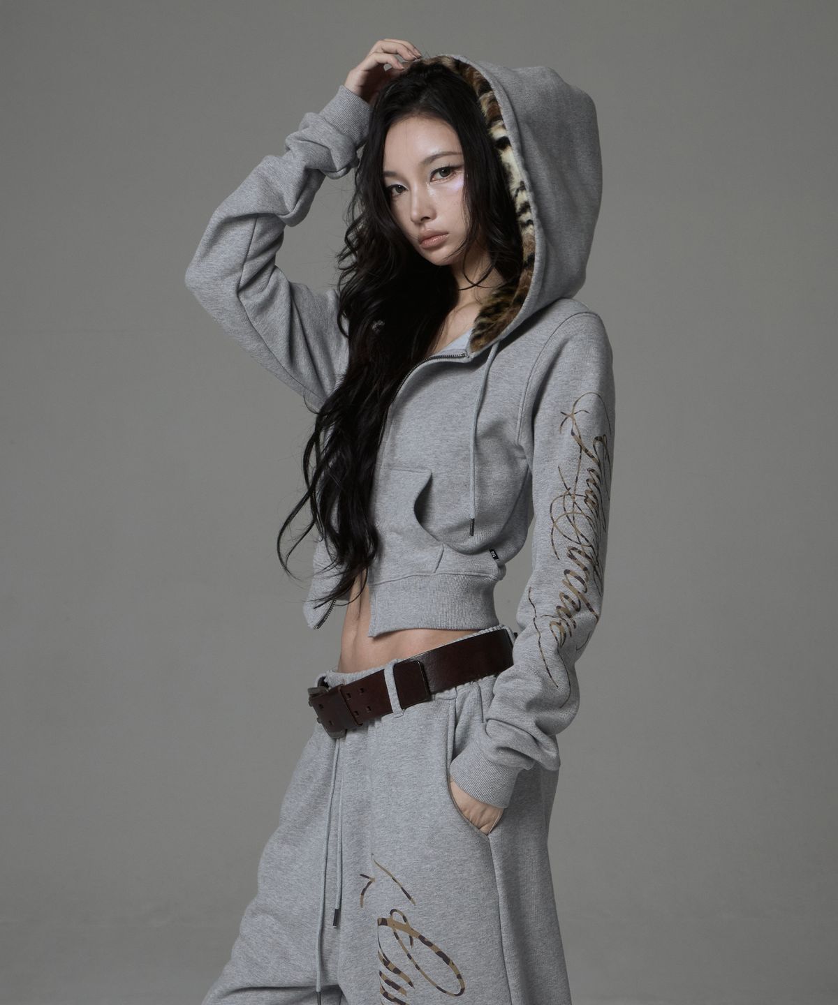 길라아카이브(GILAARCHIVE) SIDE LETTERING LOGO LEOPARD FUR HOOD ZIP-UP_GREY