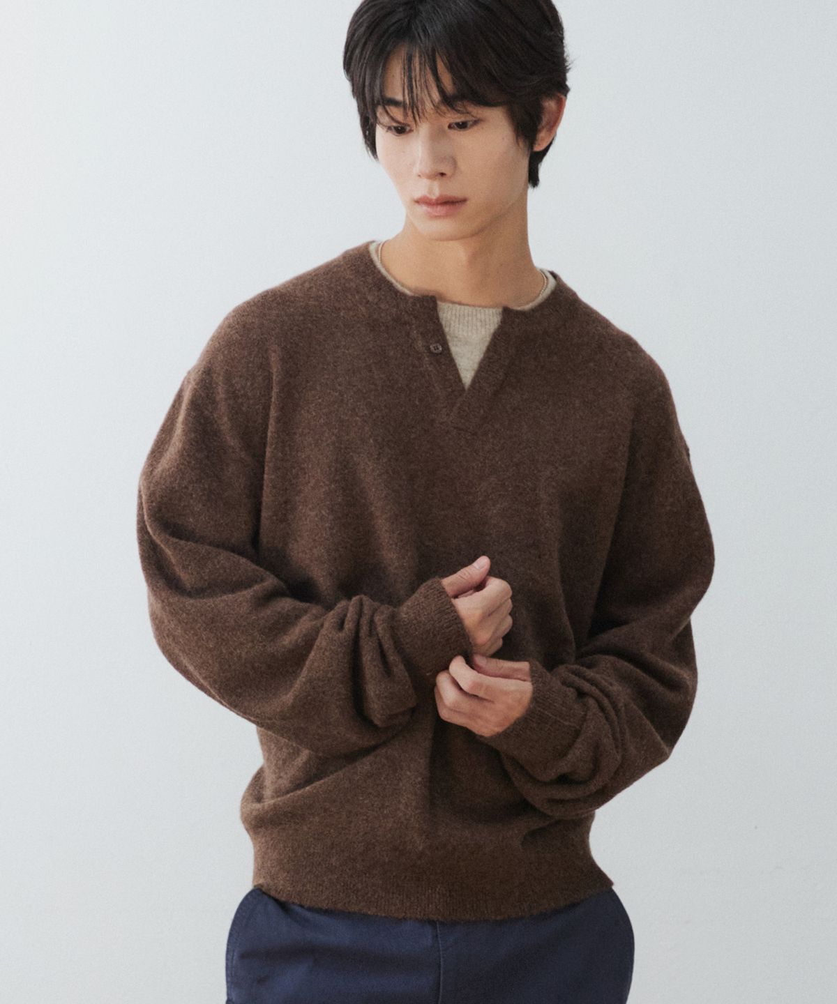 더블유엠씨(WMC) 레이어드 헨리넥니트_BROWN