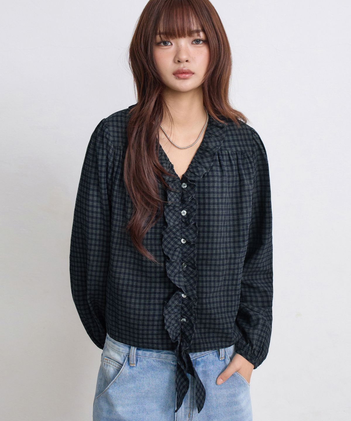 유젠(EUGGEN) 브이넥 러플 테일 블라우스_체크 네이비